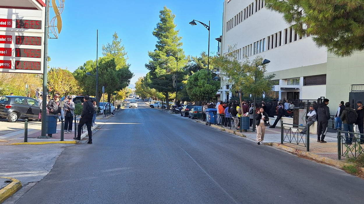 Ιδιαίτερα μεγάλη ήταν εχθές η προσέλευση μεταναστών στο Κέντρο εξυπηρέτησης τους στην οδό Μεγάλου Αλεξάνδρου