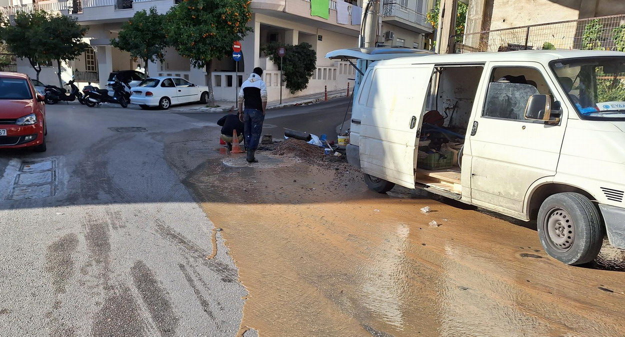 Σοβαρή διαρροή νερού υπάρχει στην οδό Στεφ. Σαράφη πλησίον της οδού Δεληγιάννη