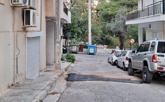 Το οδόστρωμα αποκαταστάθηκε, αλλά τα μπάζα παρέμειναν…