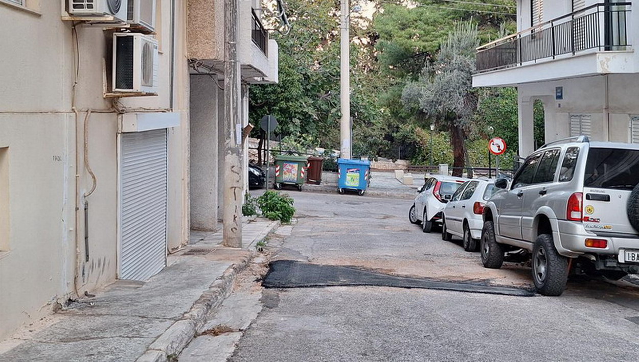 Το οδόστρωμα αποκαταστάθηκε, αλλά τα μπάζα παρέμειναν…