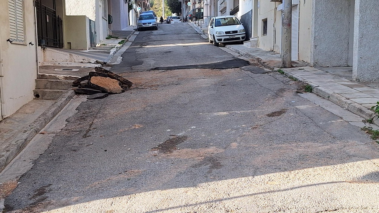 Παραμένουν επί ημέρες τα μπάζα από εργασίες επισκευής βλάβης της ΕΥΔΑΠ