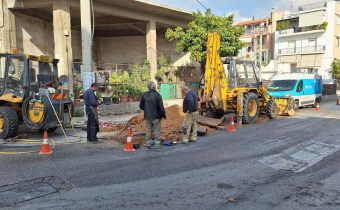 Σε τρύπημα μεταλλικού αγωγού οφείλονταν η διαρροή νερού από το δίκτυο της ΕΥΔΑΠ στην οδό Στέφανου Σαράφη