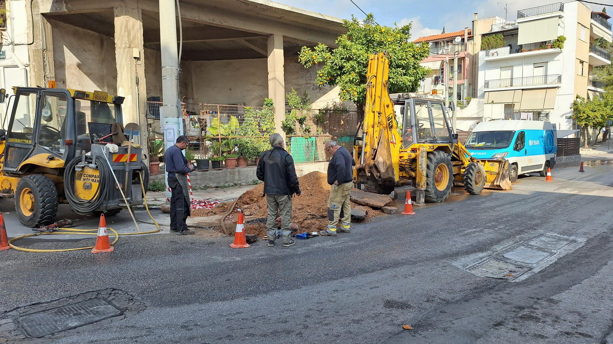 Σε τρύπημα μεταλλικού αγωγού οφείλονταν η διαρροή νερού από το δίκτυο της ΕΥΔΑΠ στην οδό Στέφανου Σαράφη