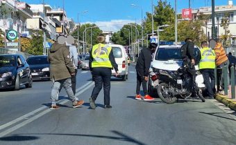 Η Τροχαία στην Ελ. Βενιζέλου, αλλά τα διπλοπαρκαρισμένα ακούνητα…