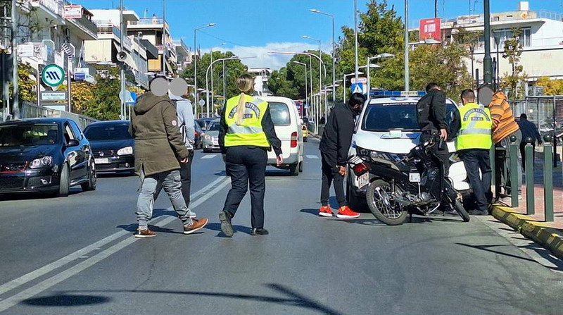 Η Τροχαία στην Ελ. Βενιζέλου, αλλά τα διπλοπαρκαρισμένα ακούνητα…