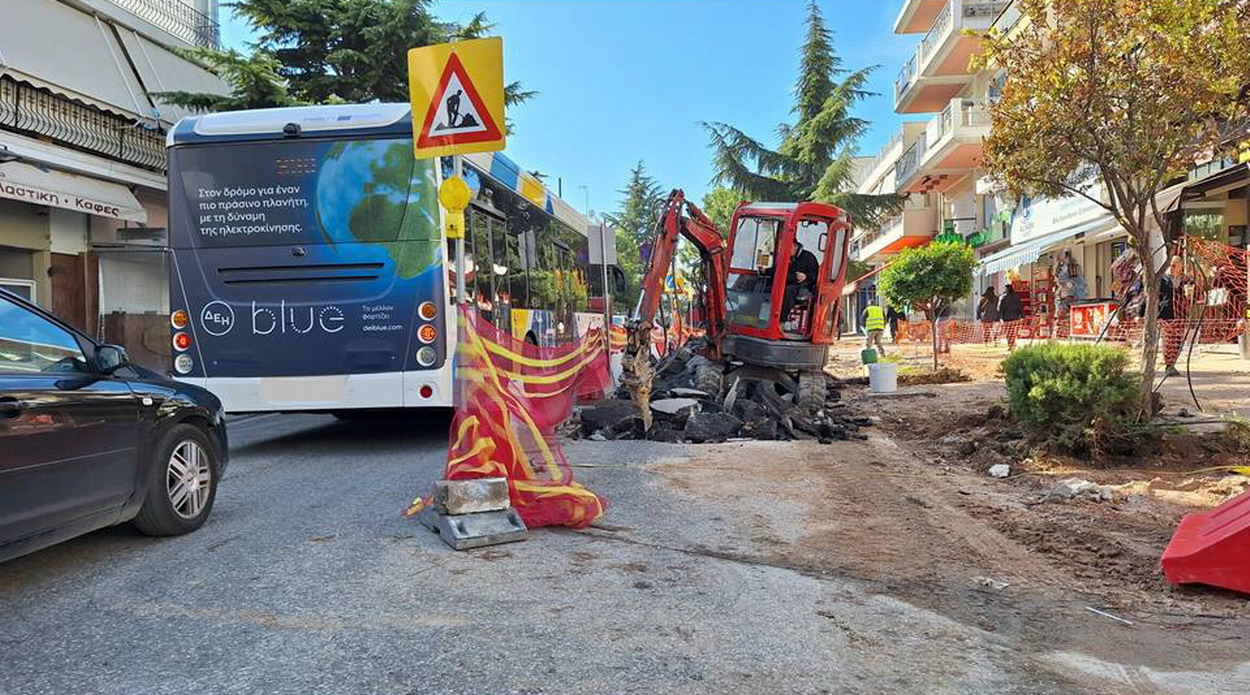 Μετά εμποδίων πραγματοποιείται η κίνηση οχημάτων στην Λεωφόρο Ελ. Βενιζέλου, όσο πραγματοποιούνται οι εργασίες