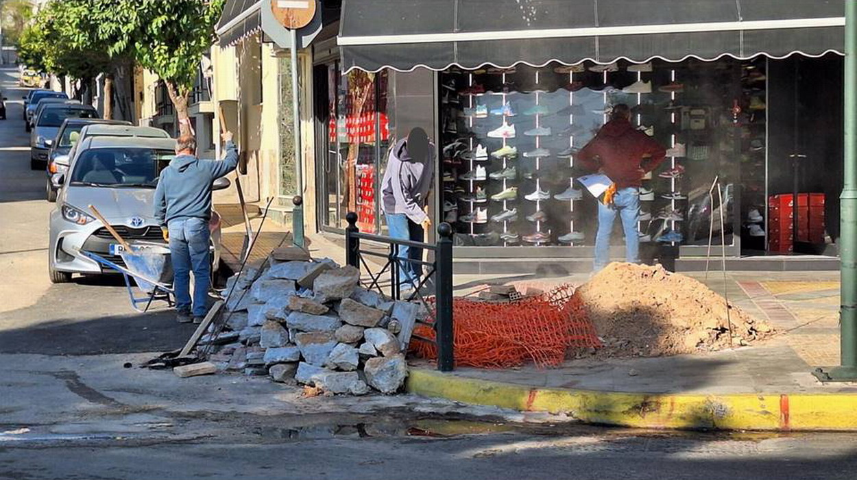 Παραμένει αποκλεισμένο το μισό πεζοδρόμιο της Ελ. Βενιζέλου και Υψηλάντη