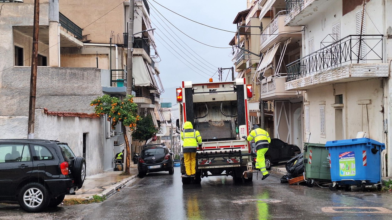 Κάτω από ιδιαίτερα δύσκολες συνθήκες και υπό βροχή, η υπηρεσία καθαριότητας του δήμου επί “ποδός πολέμου”