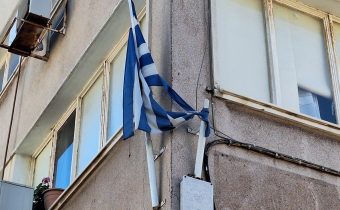 Κουρελιασμένη η Ελληνική σημαία στο κτήριο της Βιβλιοθήκης