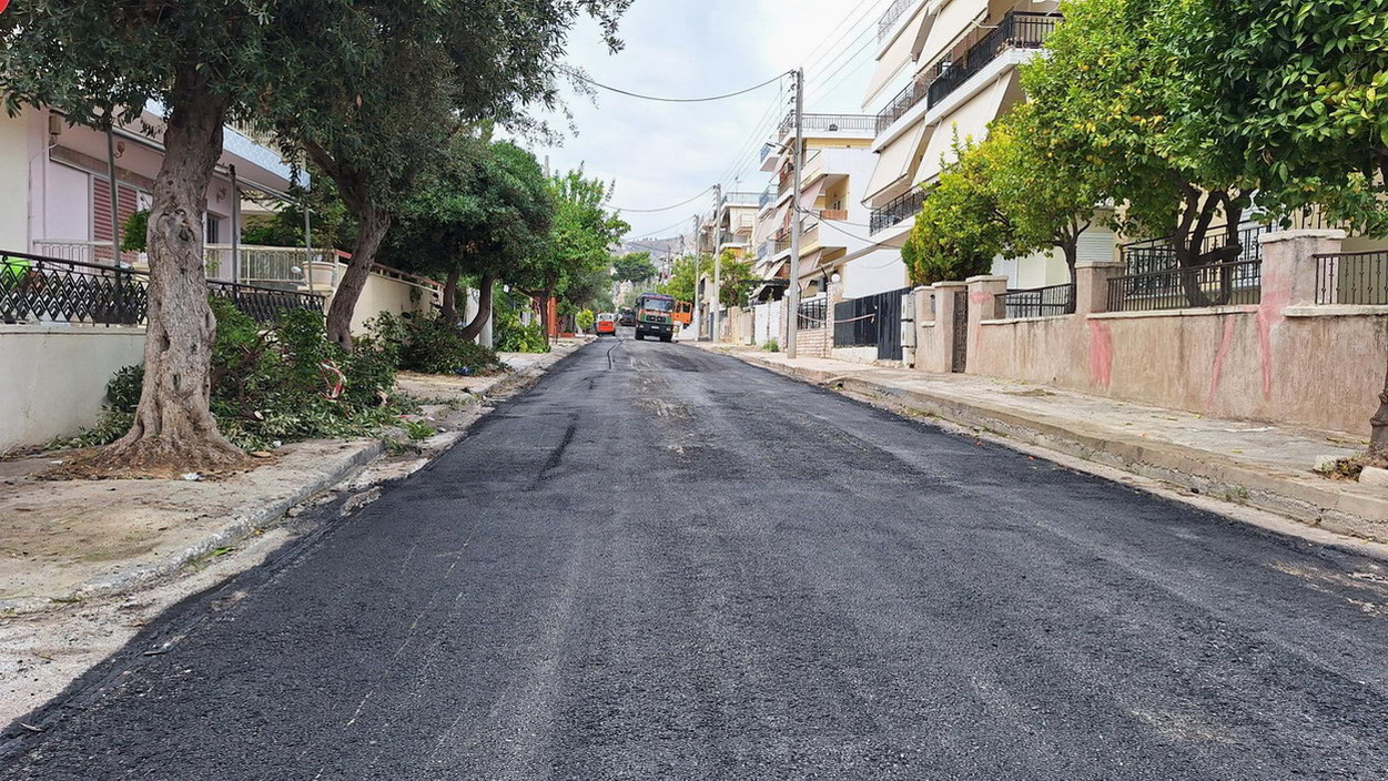 Ξεκίνησε η ρίψη ασφάλτου στην οδού Αιόλου εχθές, στα πλαίσια της αναβάθμισής της