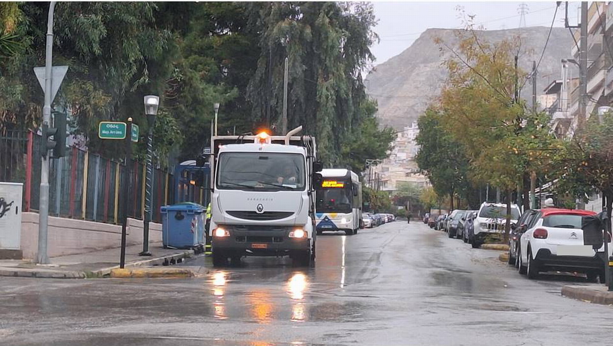 Παρά το ψιλόβροχο και το τσουχτερό κρύο, οι εργαζόμενοι του δήμου, στην πρώτη γραμμή, για την καθαριότητα της πόλης