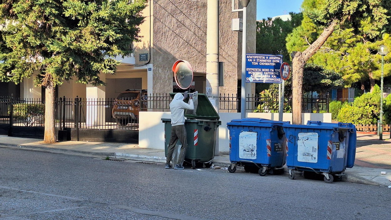 Σακούλες με μπάζα σε κάδο απορριμμάτων από ανακατασκευή κατοικίας