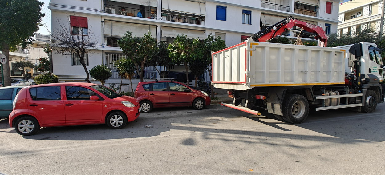 Παραλίγο ο Γολιάθ να στραπατσάρει τον Δαβίδ – Φορτηγό του δήμου κατά Ι.Χ. επιβατικού