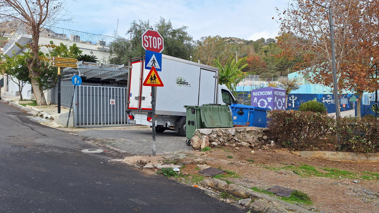 Επανατοποθετήθηκαν οι πινακίδες στην είσοδο του 5ου Δημοτικού Σχολείου