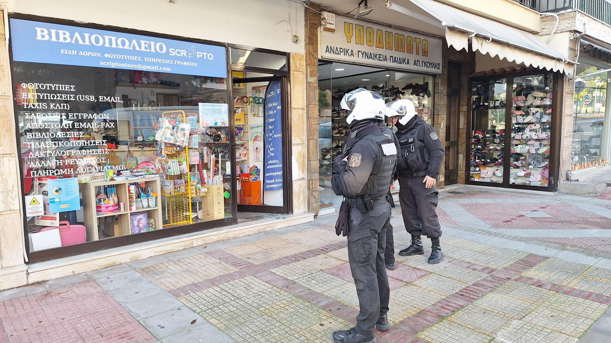 Έσπασε τη τζαμαρία Βιβλιοπωλείου και έκλεψε το συρτάρι της ταμιακής μηχανής του καταστήματος