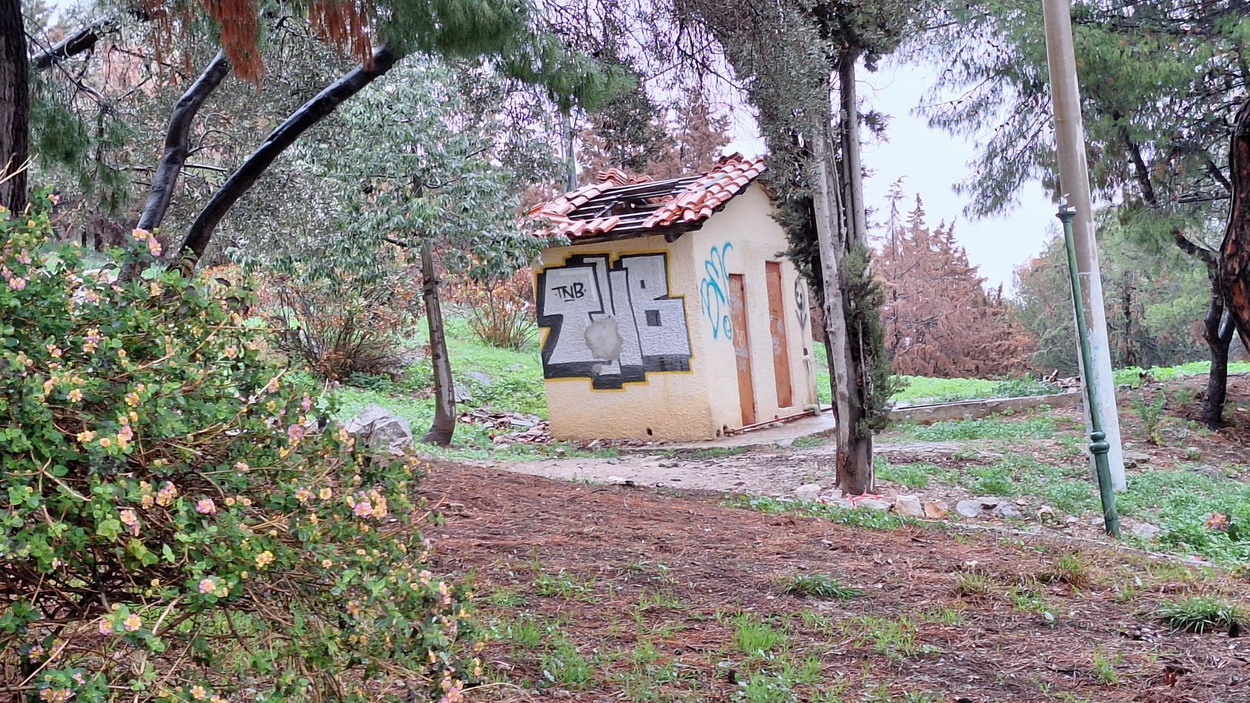 Είκοσι μήνες μετά, ο δήμος δεν έχει επανατοποθετήσει τα κεραμίδια στη γεώτρηση και το καμαράκι παραμένει άσκεπο από τότε…