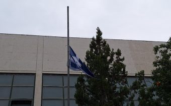 Κουρελιασμένες Εθνικές σημαίες και μπλεγμένες σε δένδρα δεν κυματίζουν με τίποτα