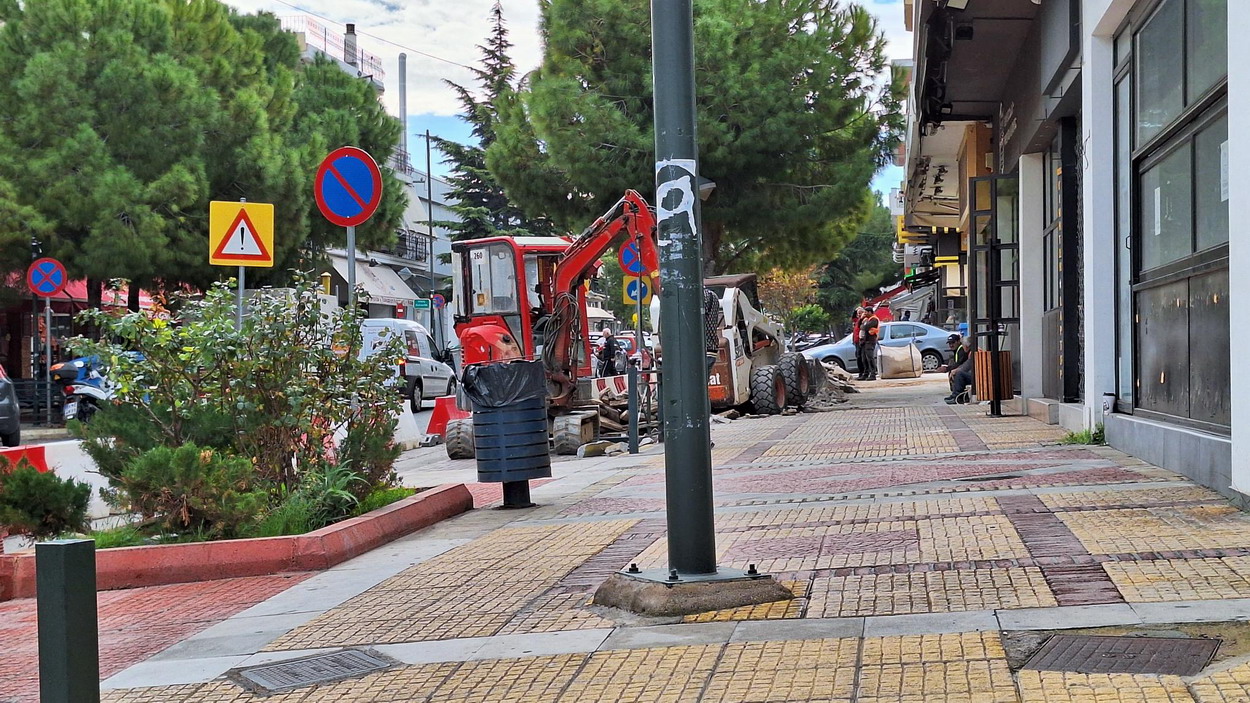 Προσωρινή διακοπή των εργασιών για μικρό διάστημα, λόγω του αυτόματου ποτίσματος του δήμου