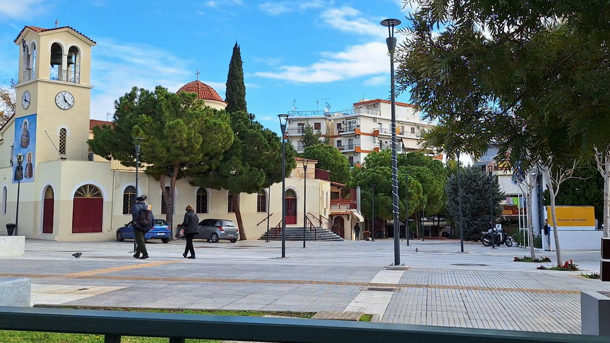 Πέρασαν οι εορτές των Χριστουγέννων και της Πρωτοχρονιάς και ξεκίνησε το ξεστόλισμα της πόλης μας