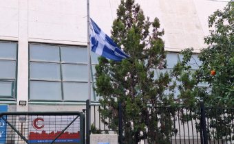 Κουρελιασμένες Εθνικές σημαίες και μπλεγμένες σε δένδρα δεν κυματίζουν με τίποτα