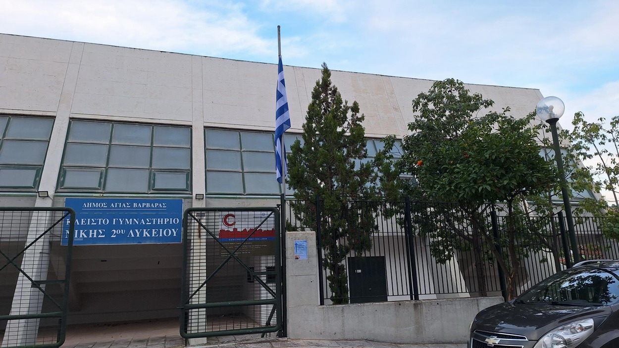 Επανατοποθετήθηκε η Ελληνική σημαία στον ιστό της, στην είσοδο του κλειστού της οδού Σιπύλου