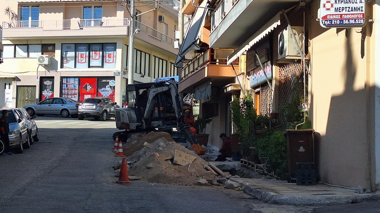 Ξανά πρόβλημα στα καλώδια του ΔΕΔΔΗΕ στο πεζοδρόμιο της οδού Κύπρου πλησίον της Οδυσσέως