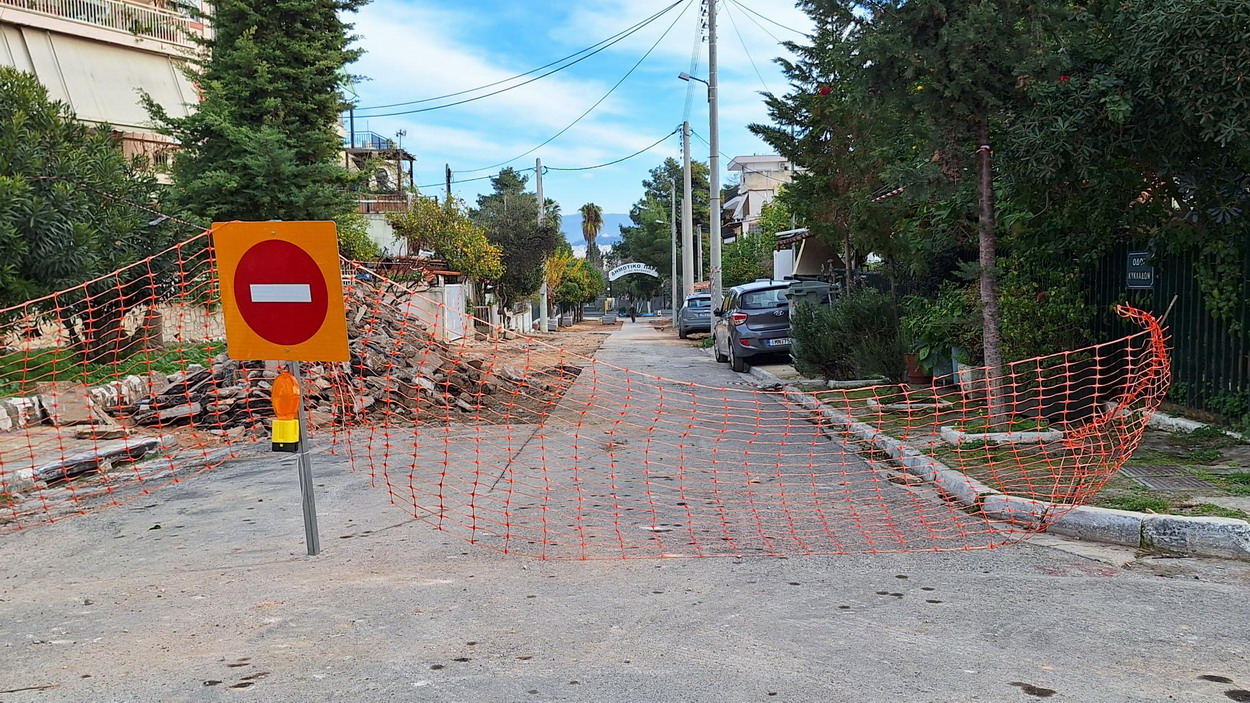 Προχωράνε οι εργασίες αναμόρφωσης στην οδό Κυκλάδων – Παράπονα ιδιοκτητών οχημάτων και σε αυτόν τον δρόμο…