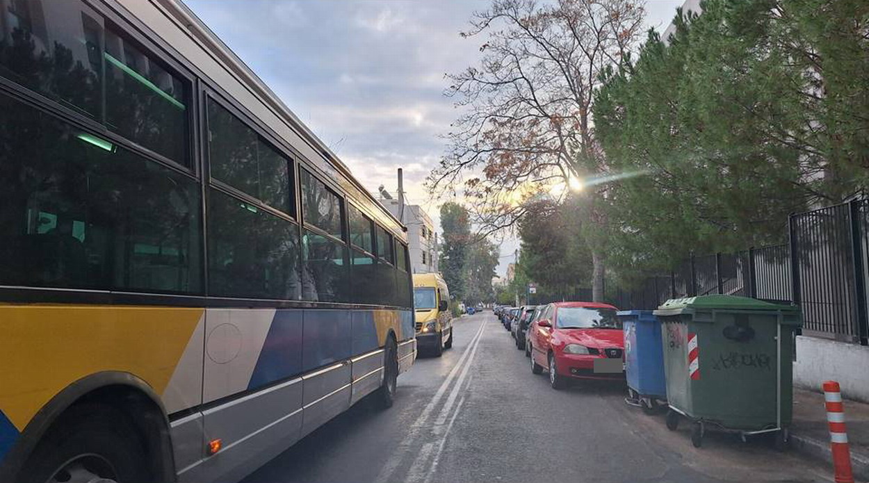 Συνεχίζεται το κυκλοφοριακό πρόβλημα που συμβαίνει καθημερινά στην οδό 28ης Οκτωβρίου