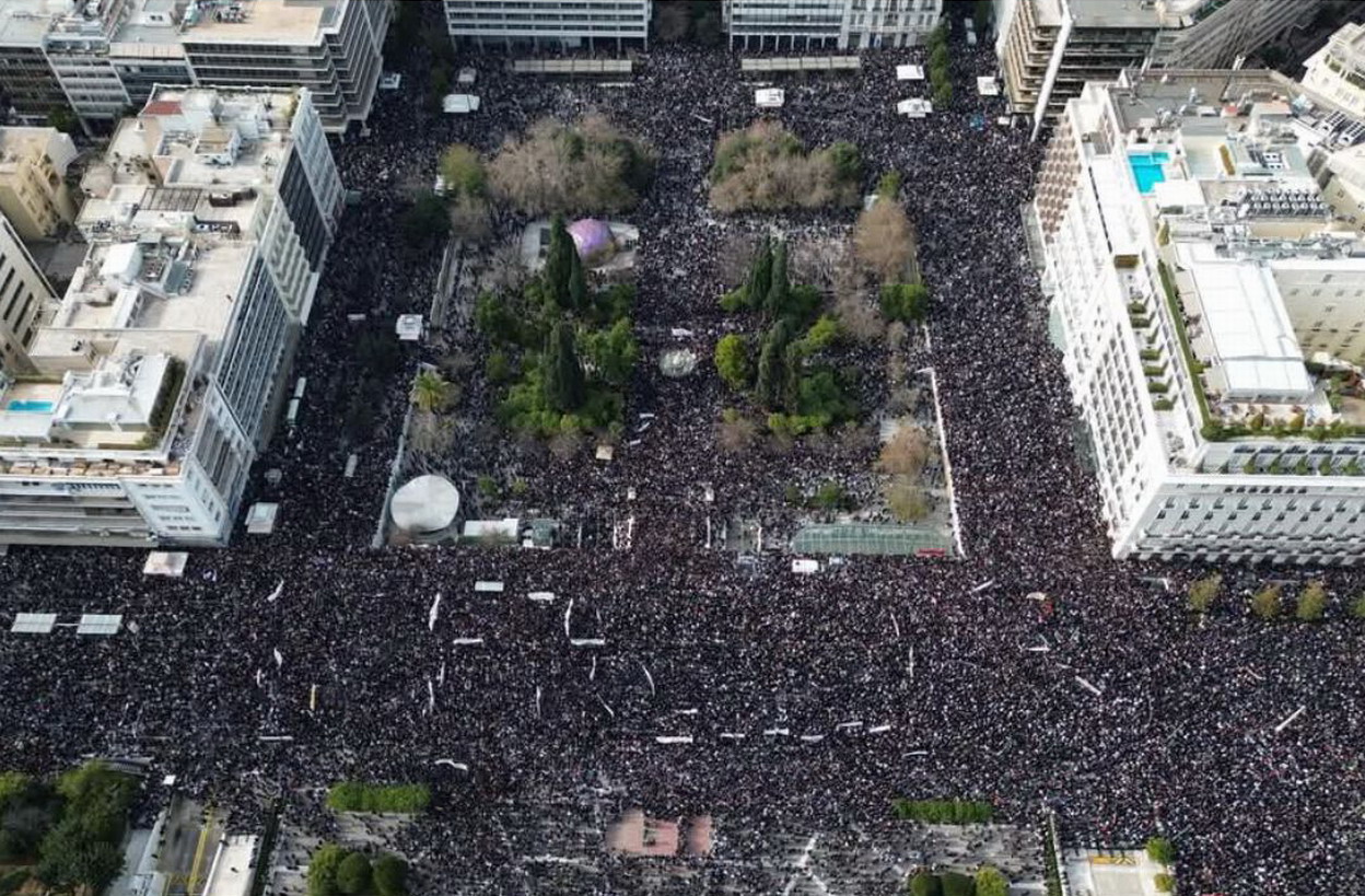 Τα ΤΕΜΠΗ ΔΕΝ ξεχάστηκαν και ΔΕΝ θα ξεχαστούν – Χιλιάδες πολίτες στις πλατείες σε όλη την Ελλάδα