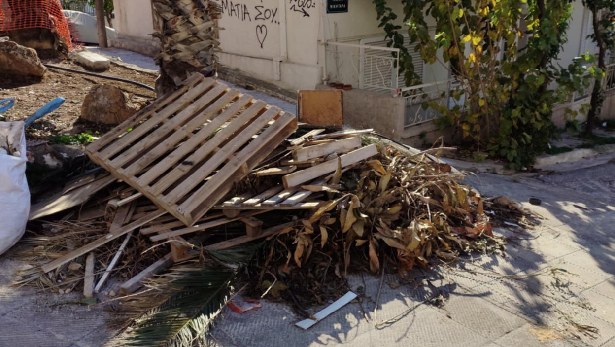 Μπάζα, κλαδέματα, παλέτες στο πλακόστρωτο οδόστρωμα στη συμβολή των οδών Λυκούργου και Νικηταρά