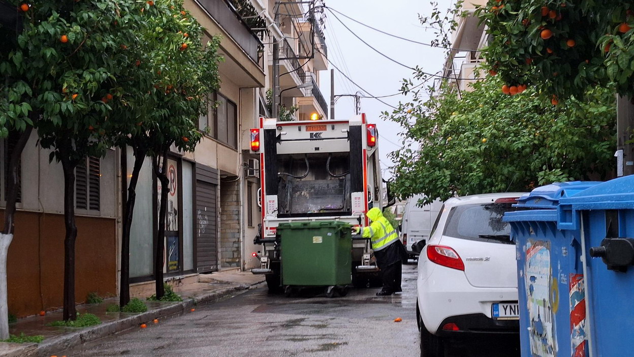 Μέσα στη βροχή, τον αέρα και το κρύο οι εργαζόμενοι της υπηρεσίας καθαριότητας στο έργο τους