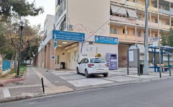 Παρκάρισμα οχημάτων στον χώρο του ΕΚΑΒ…