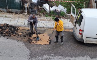 Από υπόγειο διακόπτη της ΕΥΔΑΠ η διαρροή νερών επί μέρες στην οδό Παλ. Πολεμιστών