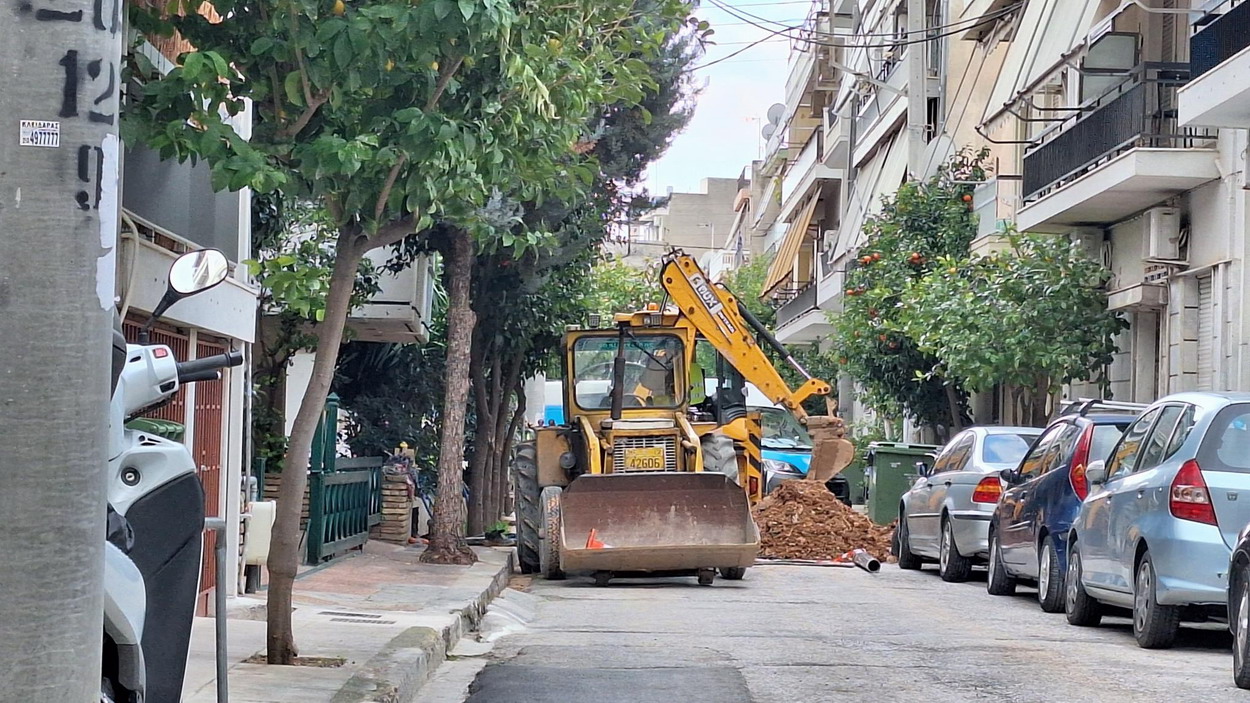 Απανωτές ζημιές στους αγωγούς παροχής νερού στην οδό Τήνου