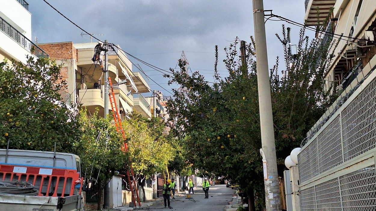 Σε αντικατάσταση καλωδίων σε κολώνες στην οδό Ματσούκα προχώρησε ο ΔΕΔΔΗΕ