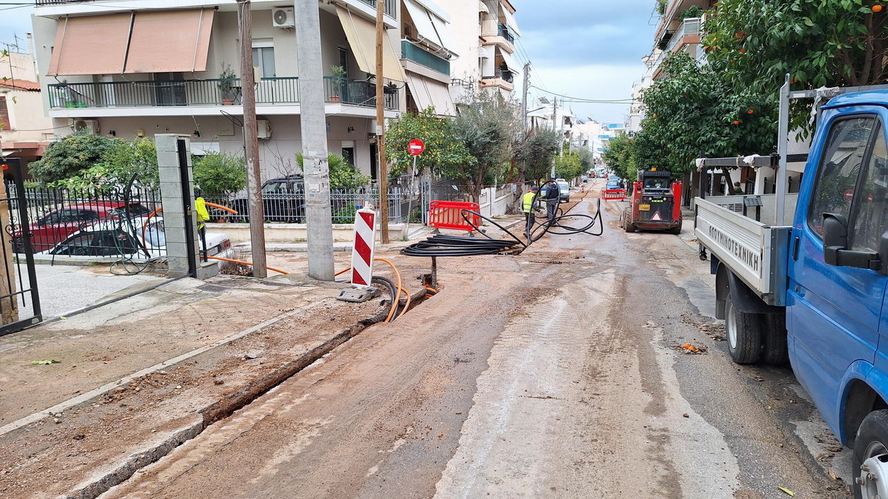 Σκαπτικό μηχάνημα που ανοίγει κανάλι για τις οπτικές ίνες, έκοψε παροχή νερού σε κατοικία στην οδό Κερκύρας