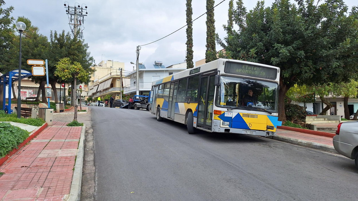 Σύγκρουση ευτυχώς χωρίς θύματα παρά μόνο με υλικές ζημιές, λεωφορείου με Ι.Χ.