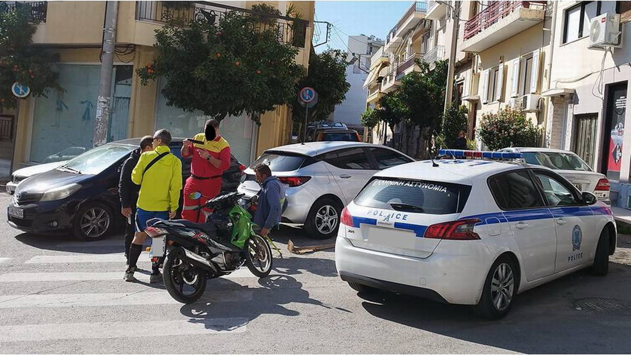 Πινακίδα STOP κρυμμένη πίσω από δένδρο – Σύγκρουση και τραυματισμός δικυκλιστή…