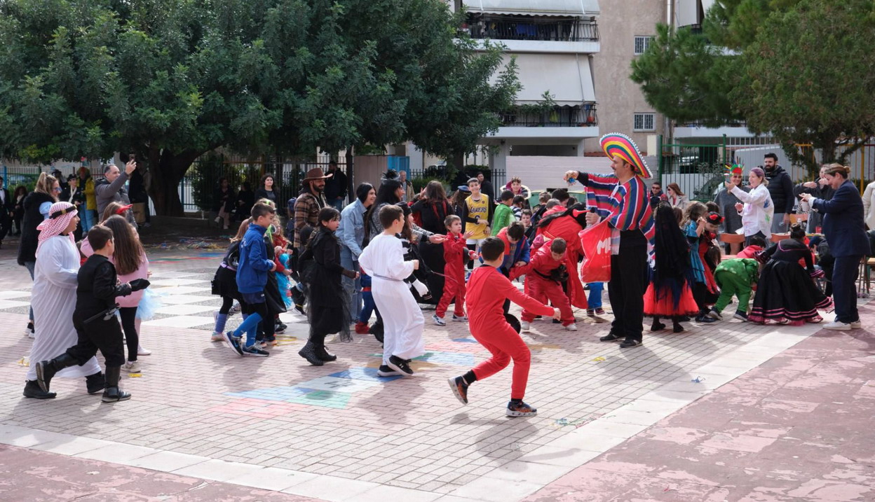 Σύλλογος Γονέων και Κηδεμόνων 4ου Δημοτικού Σχολείου: Γλεντίσαμε και τσικνισαμε κι εμεις