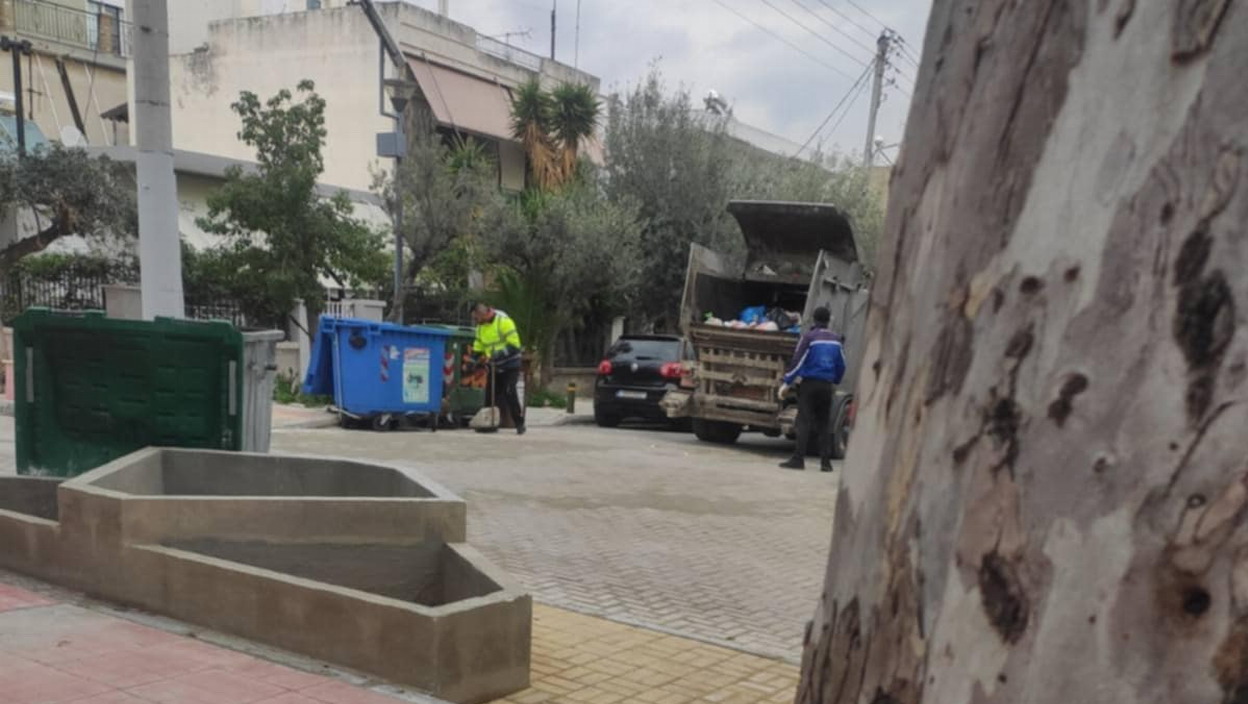 Λίγη ώρα από το δημοσίευμά μας, μαζεύτηκαν τα επί μέρες αμάζευτα απορρίμματα στην οδό Ραιδεστού