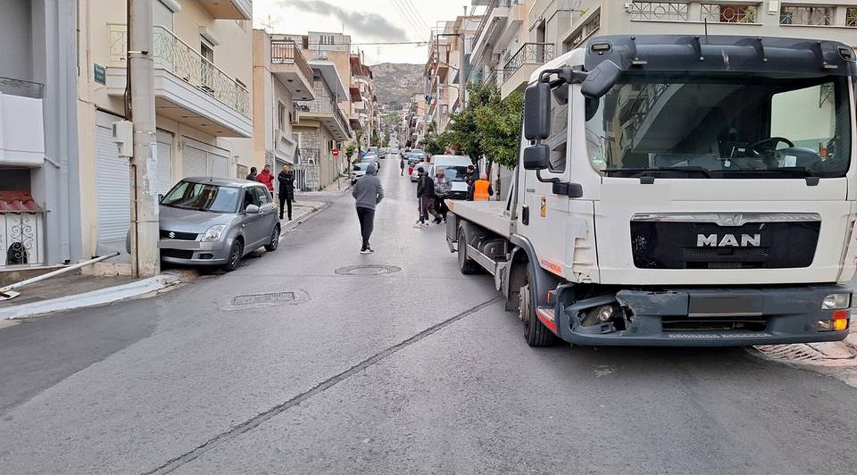 Τρελή πορεία ανεξέλεγκτου φορτηγού στην οδό Χίου, πήρε σβάρνα ότι έβρισκε στο διάβα του