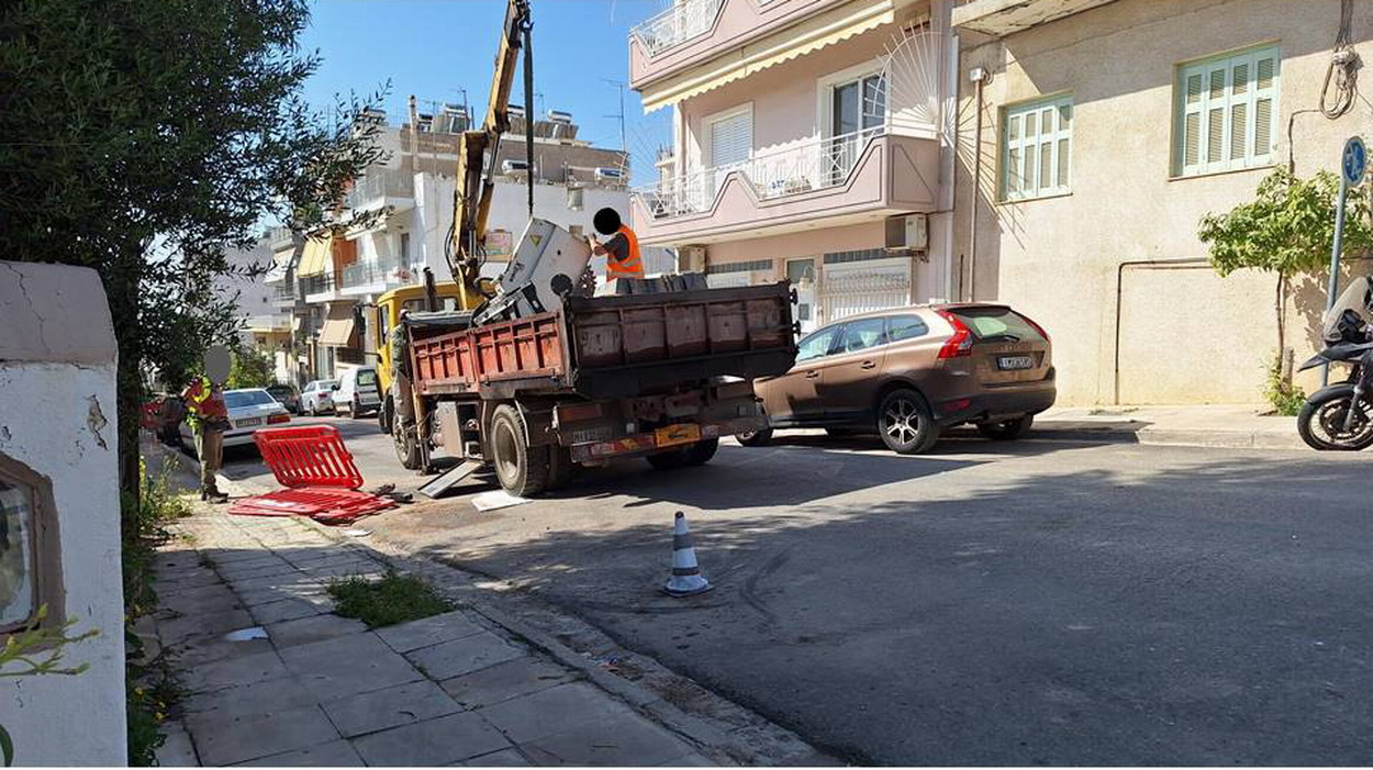 Απομακρύνθηκαν οχήματα και εξαρτήματα του συνεργείου οπτικών ινών από την