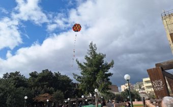 Με τον καιρό κόντρα γιορτάστηκαν τα ΚΟΥΛΟΥΜΑ και πέταξαν οι χαρταετοί – Ικανοποιημένοι όσοι βρέθηκαν στο άλσος ΜΗΤΕΡΑ