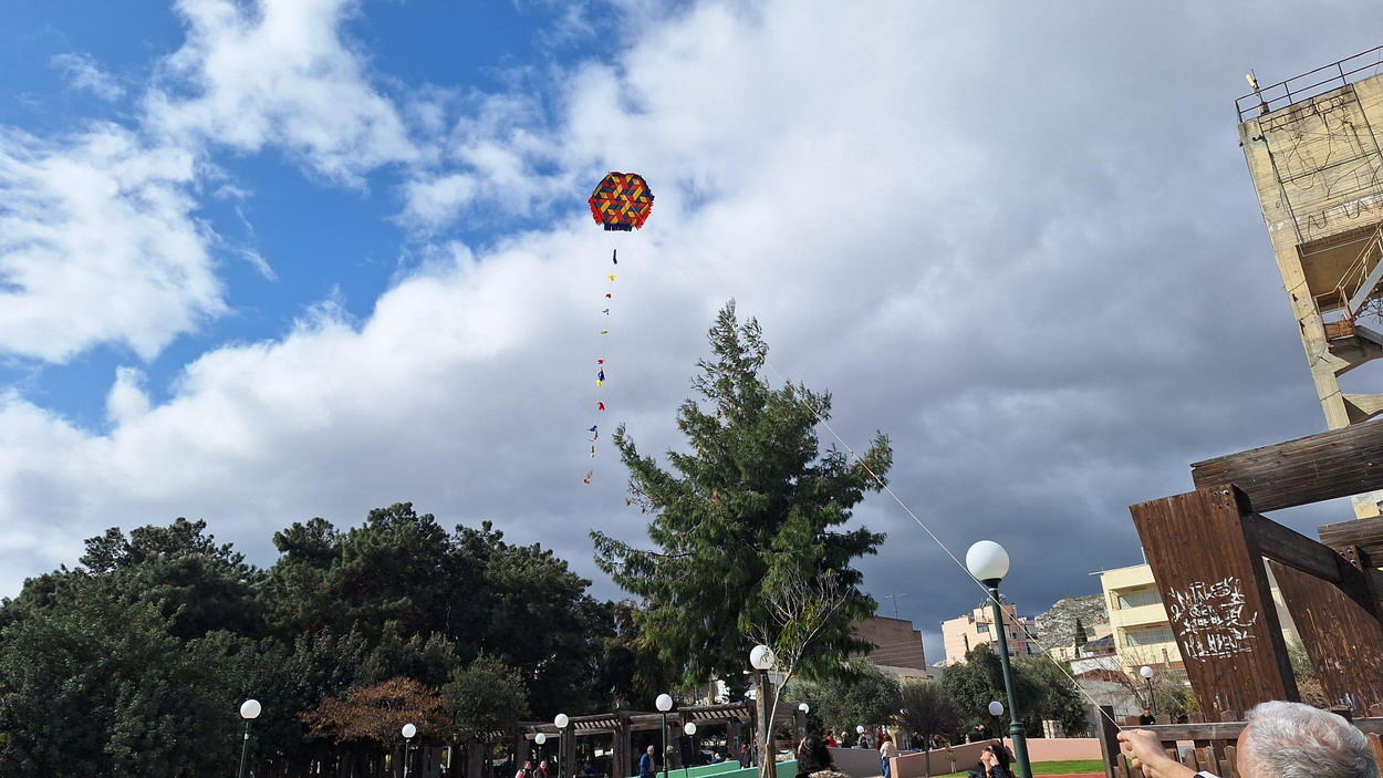 Με τον καιρό κόντρα γιορτάστηκαν τα ΚΟΥΛΟΥΜΑ και πέταξαν οι χαρταετοί – Ικανοποιημένοι όσοι βρέθηκαν στο άλσος ΜΗΤΕΡΑ