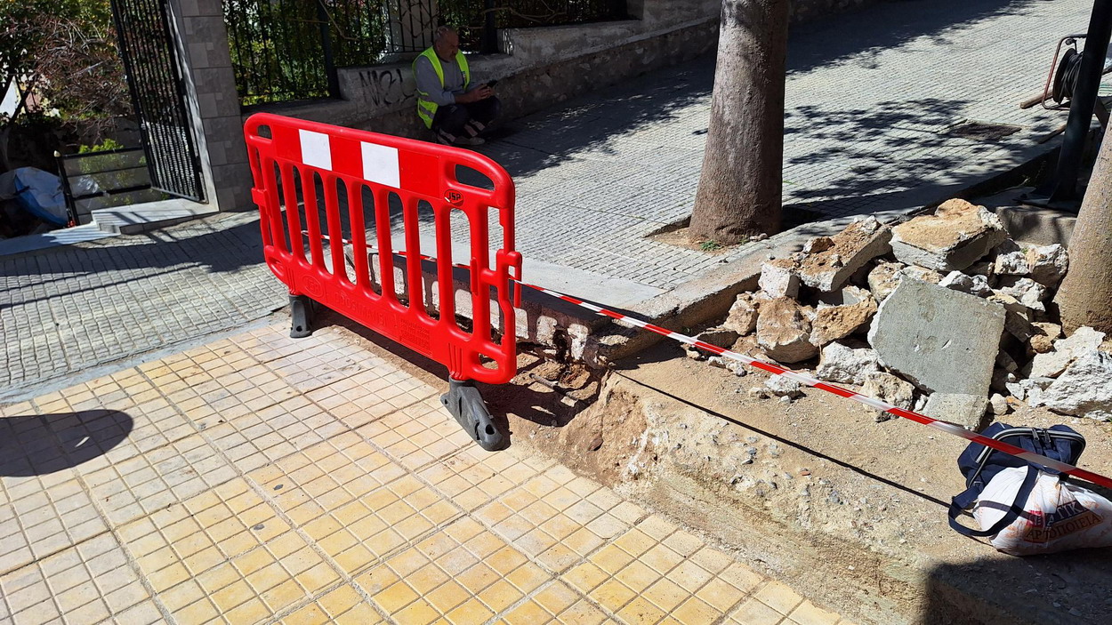 Θα κατασκευαστεί νέο σκαλοπάτι στη θέση του σπασμένου, που χρησιμοποιούν καθημερινά μαθητές, γονείς και εκπαιδευτικοί του Α Δημοτικού