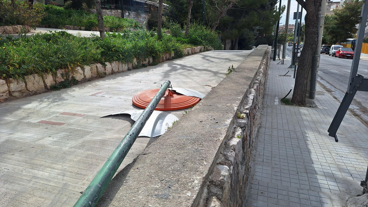 Ξηλωμένος, πεταμένος και σπασμένος, καθρέπτης ελέγχου κυκλοφορίας στην πλατεία του “ΛΙΘΟΥ”