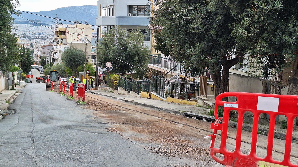 Ο κόσμος δεν κρύβει τη δυσαρέσκειά του από τους θορύβους, τη σκόνη και την ταλαιπωρία, λόγω των εργασιών για τις οπτικές ίνες