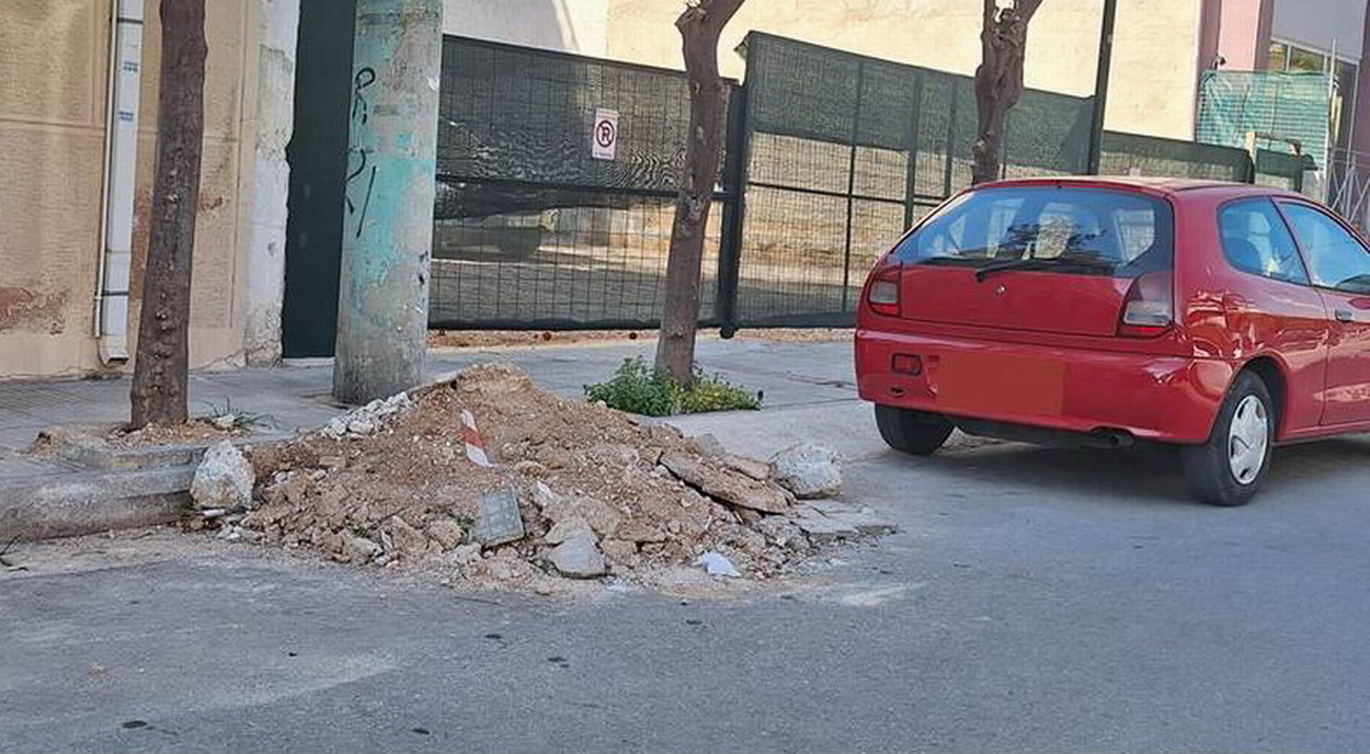 Βουναλάκι με μπάζα στην οδό Σίφνου, δίπλα από το Δημοτικό Ωδείο