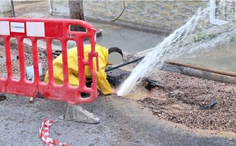 Μηχάνημα για τις οπτικές ίνες έκοψε παροχή νερού στην οδό Παλ. Πολεμιστών – Τα νερά κατηφορίζουν την οδό Αφροδίτης