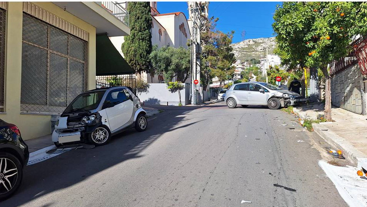 Σφοδρή σύγκρουση Ι.Χ. επιβατικών στη διασταύρωση Χίου και Π. Π. Γερμανού